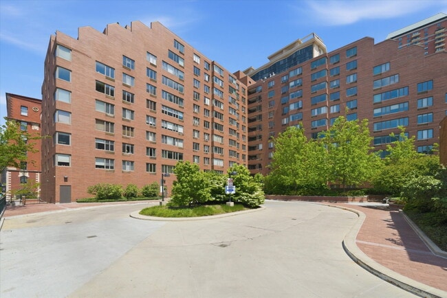 Building Photo - 801 S Plymouth Ct Unit 713