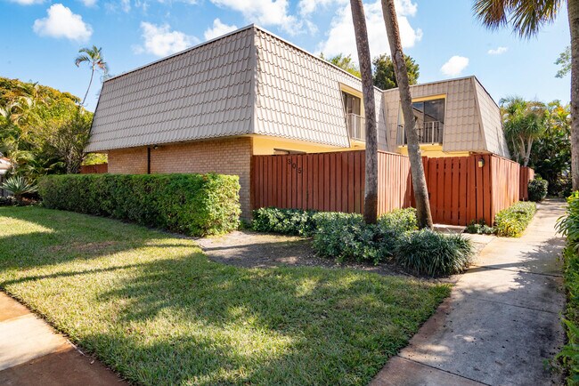 Photo - 1700 Embassy Dr