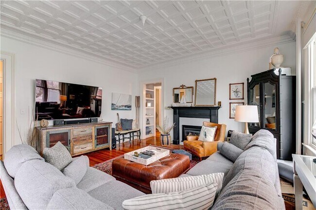 Photo - 569 Spring St