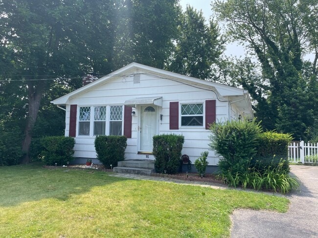 Building Photo - Single Family Home For Rent in North Kingstown!