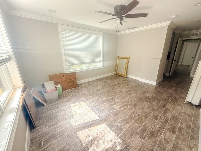Building Photo - 214 Columbia Dr Rental