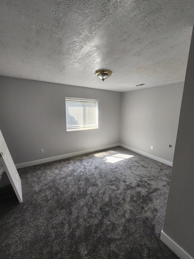 Photo - 976 N 40 W