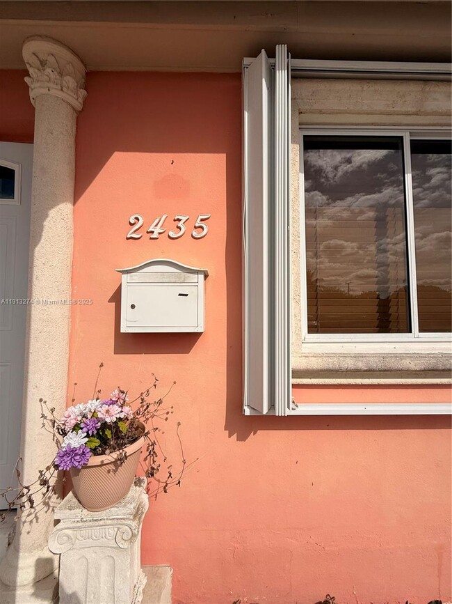 Photo - 2435 Wilson St