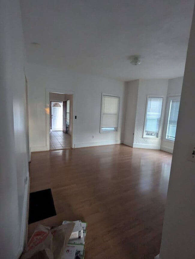 Building Photo - 827 Main St Unit 1