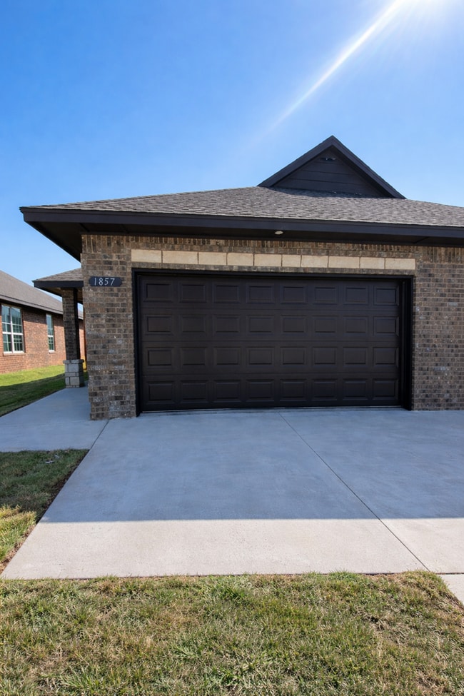 Building Photo - 3 bedroom and 2 bathroom duplex in El Reno!
