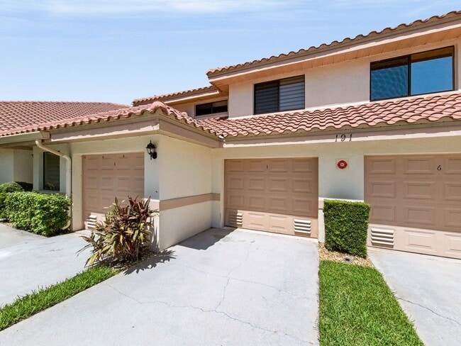 Building Photo - ** COACH HOMES @ BERKSHIRE LAKES ** 2 BED / 2 BATH - 1ST FLOOR CONDO - GARAGE - ANNUAL RENTAL