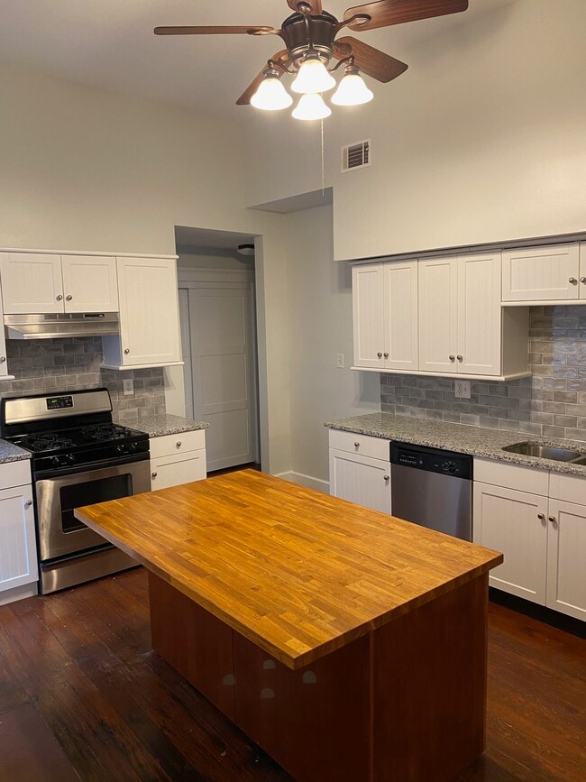 Kitchen - 120 W Duffy St Apartments