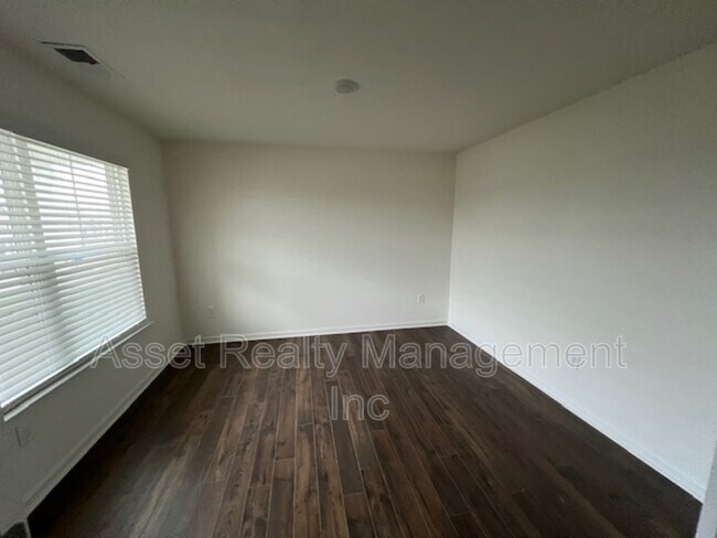 Photo - 305 Aspen Dr