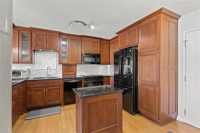 Photo - 803 W 48th St