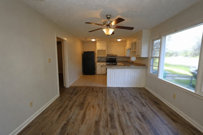 Photo - 818 Stillwater Dr