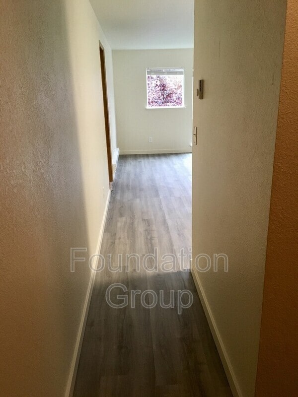 Photo - 916 N 104th St
