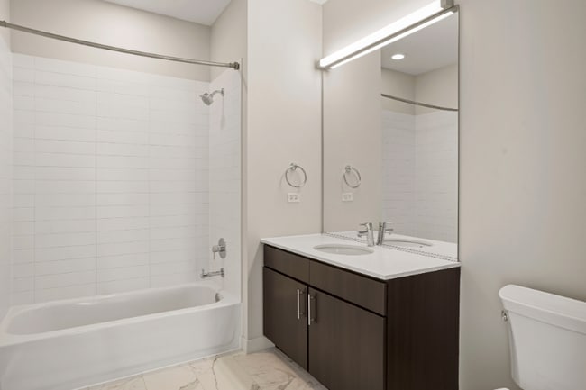 Photo - 760 W Adams St