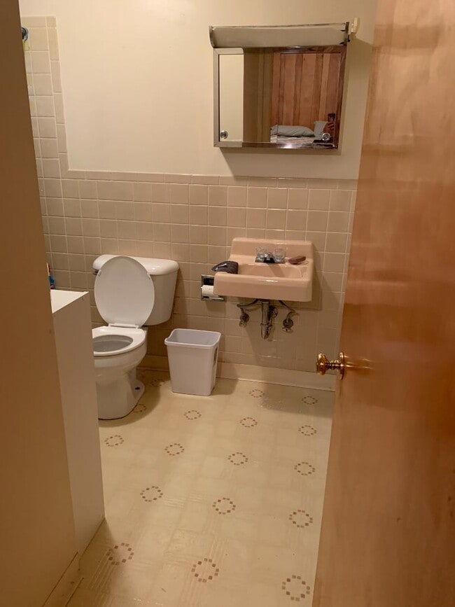 Building Photo - 955 6th Ave E