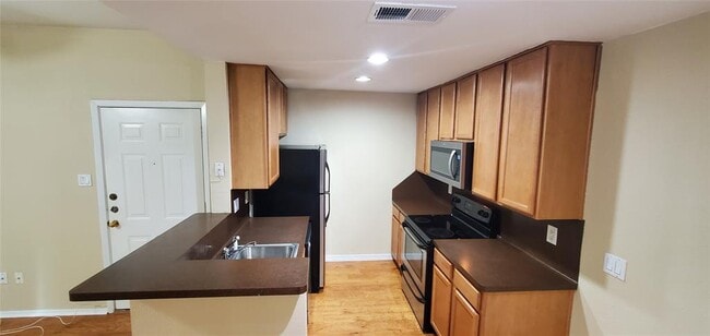 Photo - 114 E 31st St Unidad 114