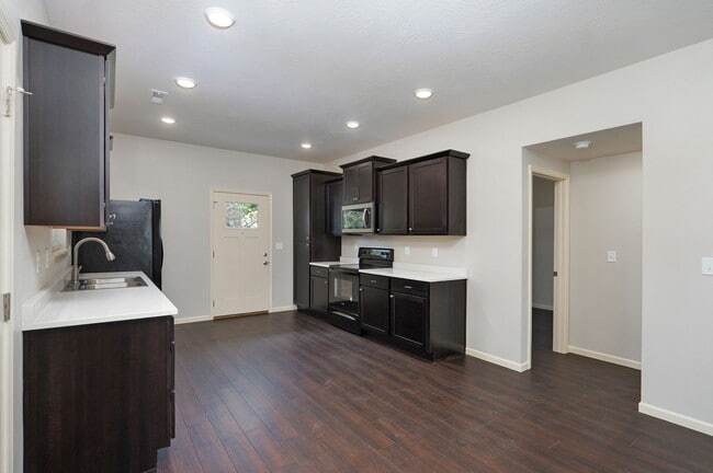 Photo - 1320 E Elm St