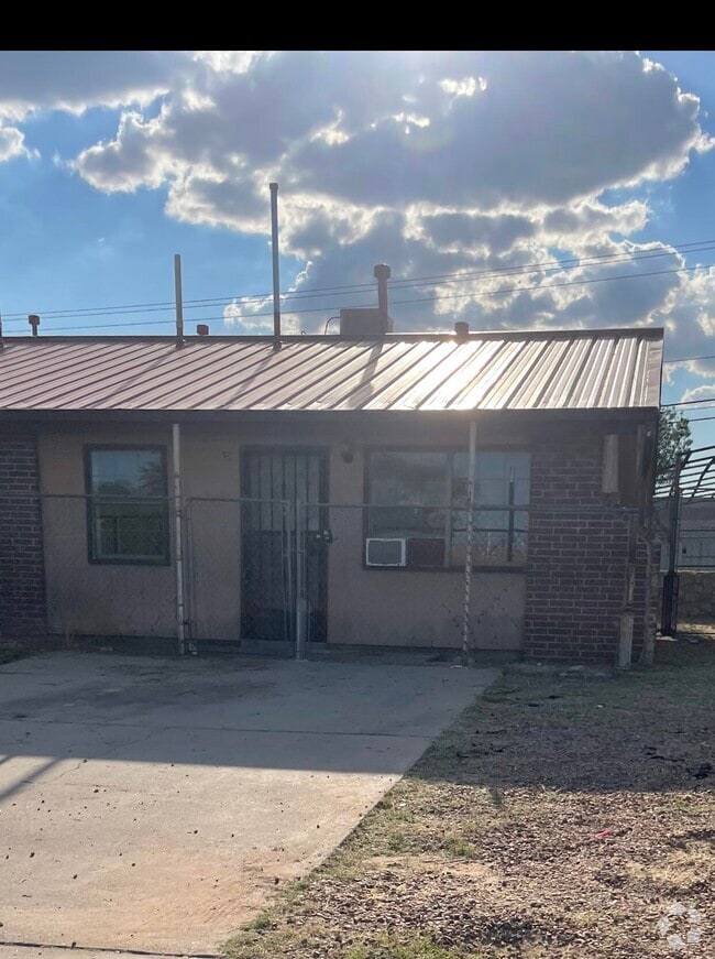 Building Photo - 2105 Lake Omega St Rental