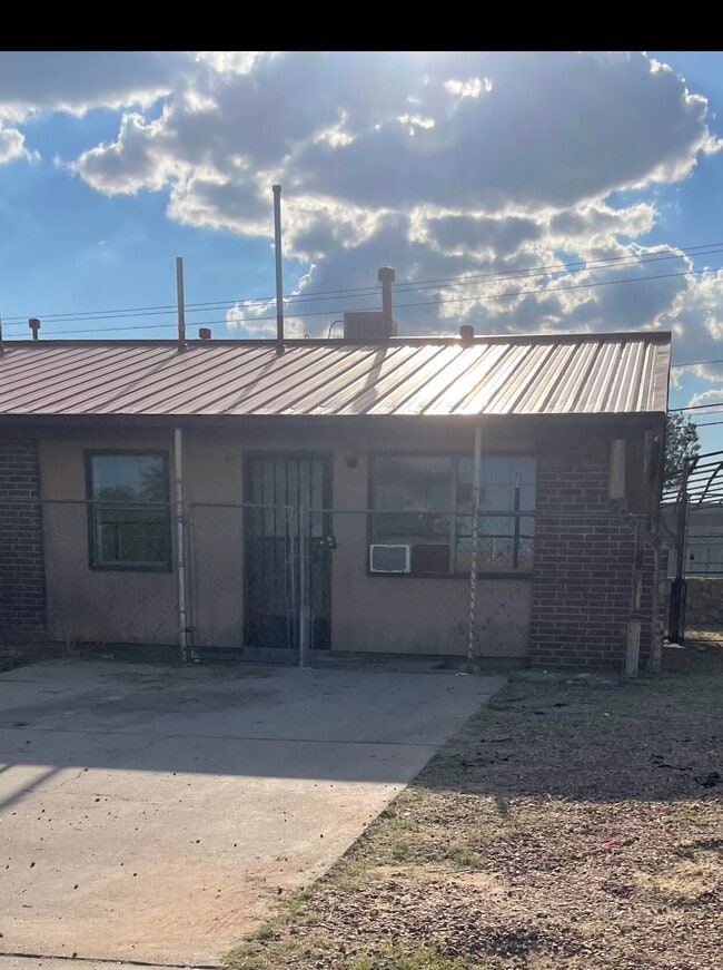 Building Photo - 2105 Lake Omega St Rental