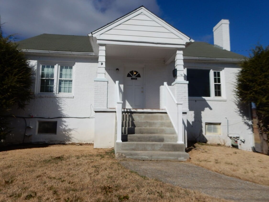 3 BR home, convenient to Downtown Vinton! - 3 BR home, convenient to Downtown Vinton!