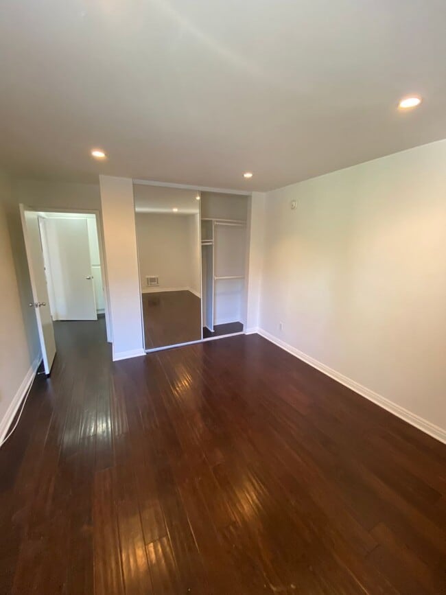 West Knoll Plaza Apartments