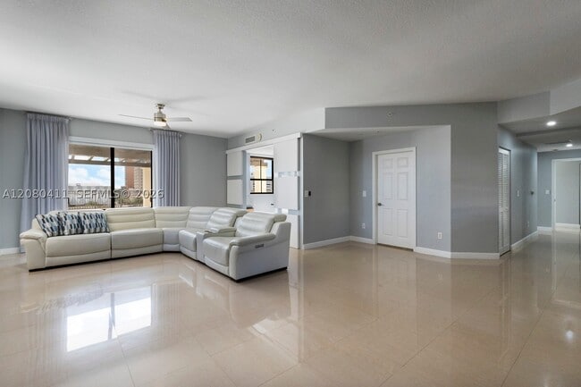 Building Photo - 8390 SW 72nd Ct Unit 612