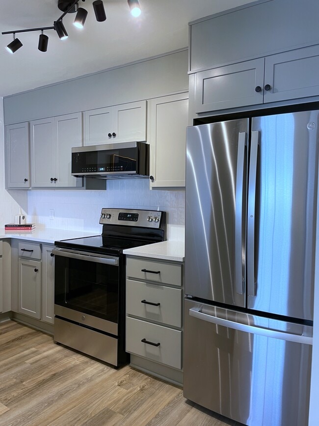 Kitchen - 2625 Highland Ave S Unit #503