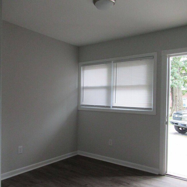 Photo - 611 E 11th St