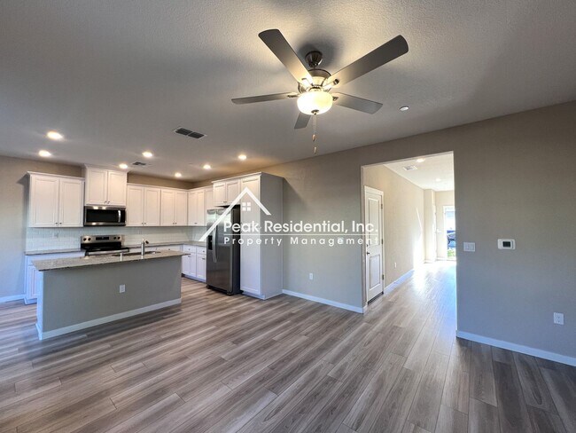 Photo - Updated Lincoln 4bd/2.5ba House With 2 Car Garage!