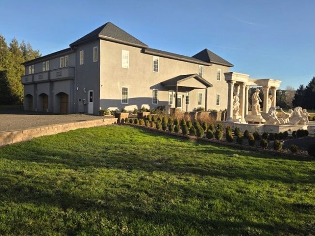 Building Photo - Furnished one Bedroom Apartment on 27 Acre Estate | Available Now Unit Rosalind Carriage House #2