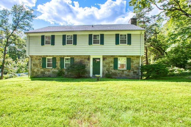 Building Photo - 226 Stanwich Rd Rental