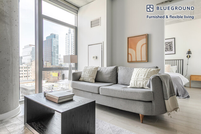Building Photo - 311 W Illinois St Rental