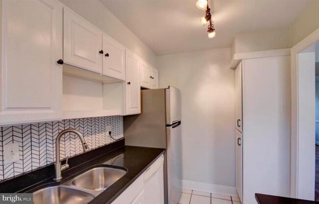 Building Photo - 6622 Boulevard View Unit A-1