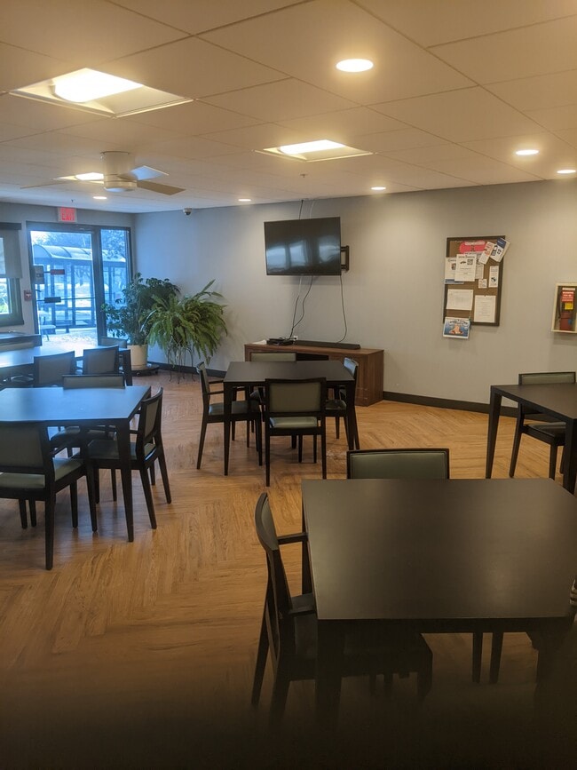 Dining Room - Lakeside Towers