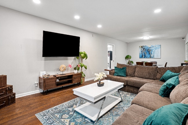 Photo - 703 Waterford Rd NW