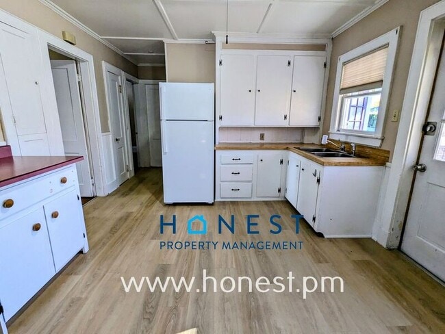 Building Photo - 164 Silver St Unit 1