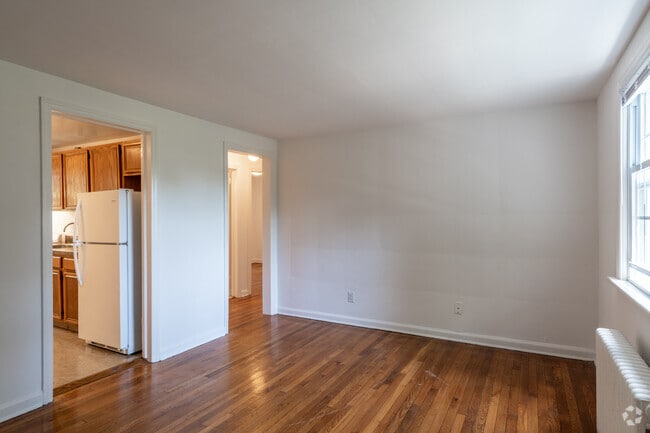 Living Room - 4 Rm, 2 Bd, 1 Ba - 700SF - Garfield Park Apartments