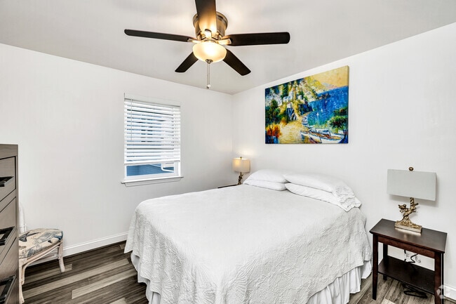 2BR, 1BA - 900SF - Bedroom