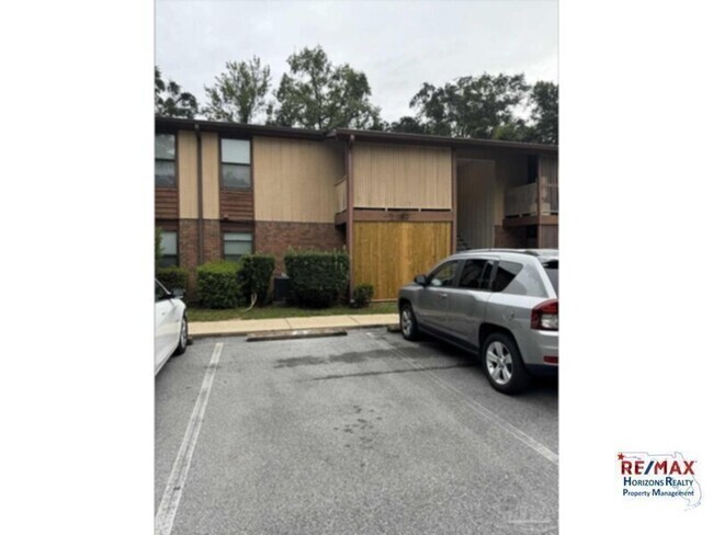 Building Photo - Great conveniently located condo!