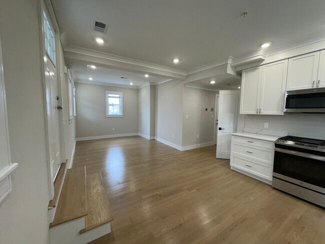 2 Rossmore Rd Unit 2