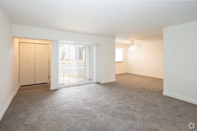 1BR, 1BA - 900 SF