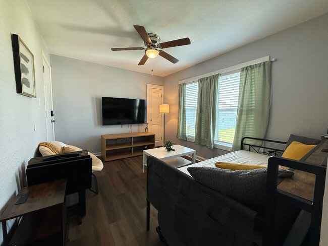 Building Photo - 1124 Morgan Ave Unit SI FL2-ID1532258P