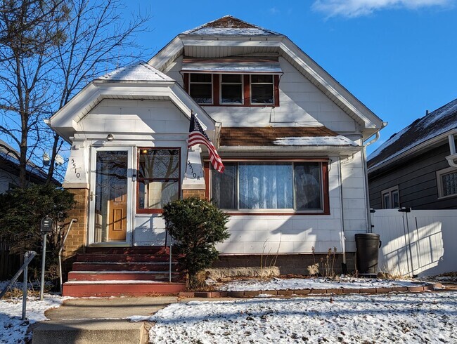 Building Photo - Welcome Home to this 2 Bedroom Unit Lower