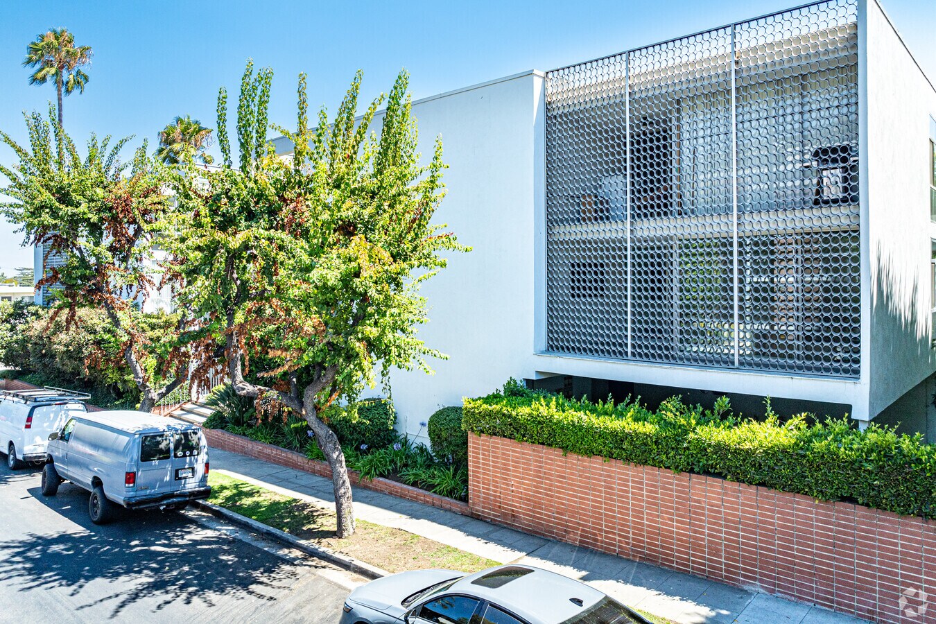 Alternar - 7960 Selma Ave