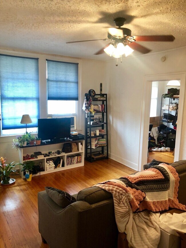 Photo - Great 1BD/1BA on Mardi Gras parade route Unidad L