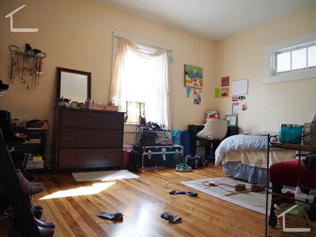 Photo - Don't miss out on this rare pricing 3 bed in Brighton.... April or May Move in!!