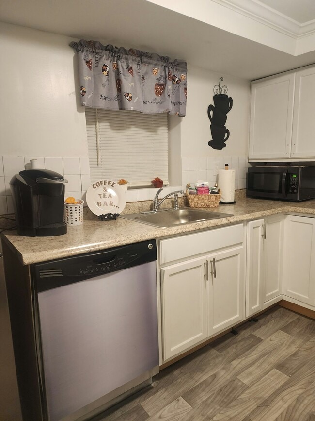 Building Photo - 1360 Ellis Rd Unit Carriage Room 1 A