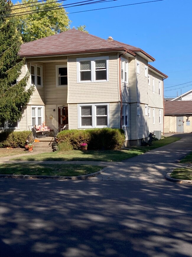 Building Photo - 3821 Wayne Ave Unit 4