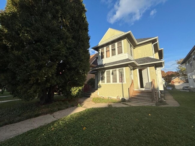 2860 N 47th St Unit 2860 Lower