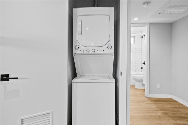 Photo - 941 Normandie Ave Unidad 03