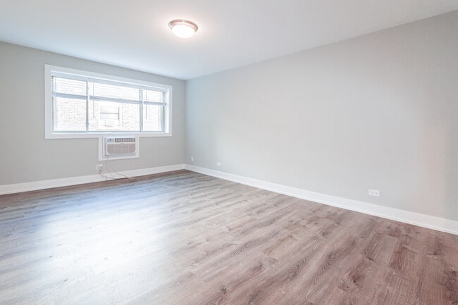 Photo - 525 W Surf St