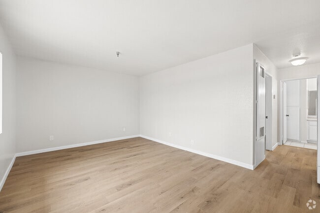 1BR, 1BA - 585SF - Living Room